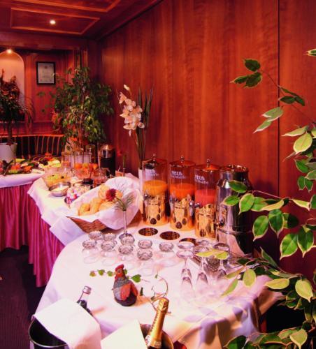 Hotel-Restaurant Roter Hahn Rüsselsheim Exterior foto